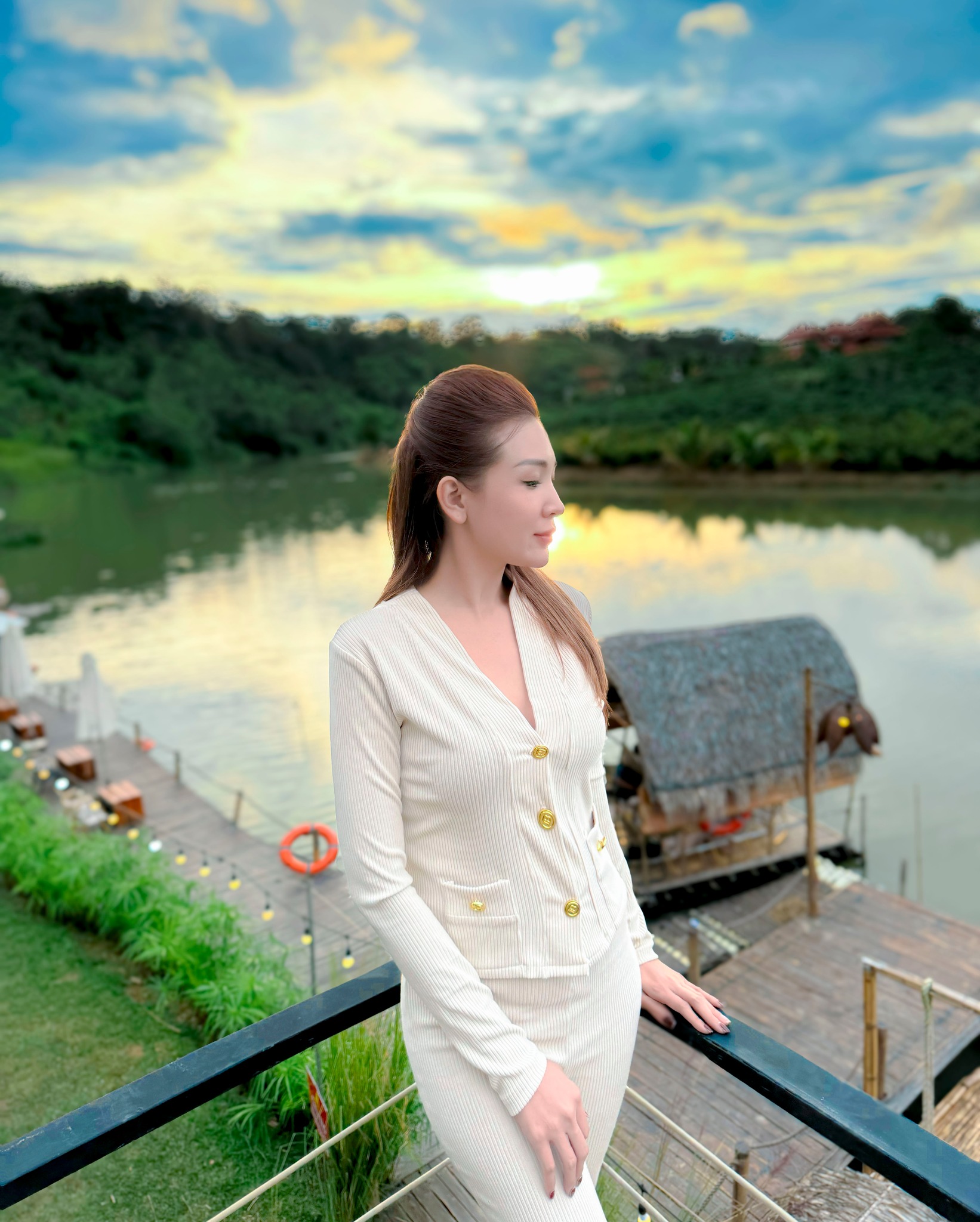 Nữ ca sĩ Việt bị chồng dọa ly dị nhiều lần: Nhường nhịn, U40 vẫn nóng bỏng dù đã 3 lần sinh nở - Ảnh 2. Nữ ca sĩ Việt bị chồng dọa ly dị nhiều lần: Nhường nhịn, U40 vẫn nóng bỏng dù đã 3 lần sinh nở - Ảnh 2.