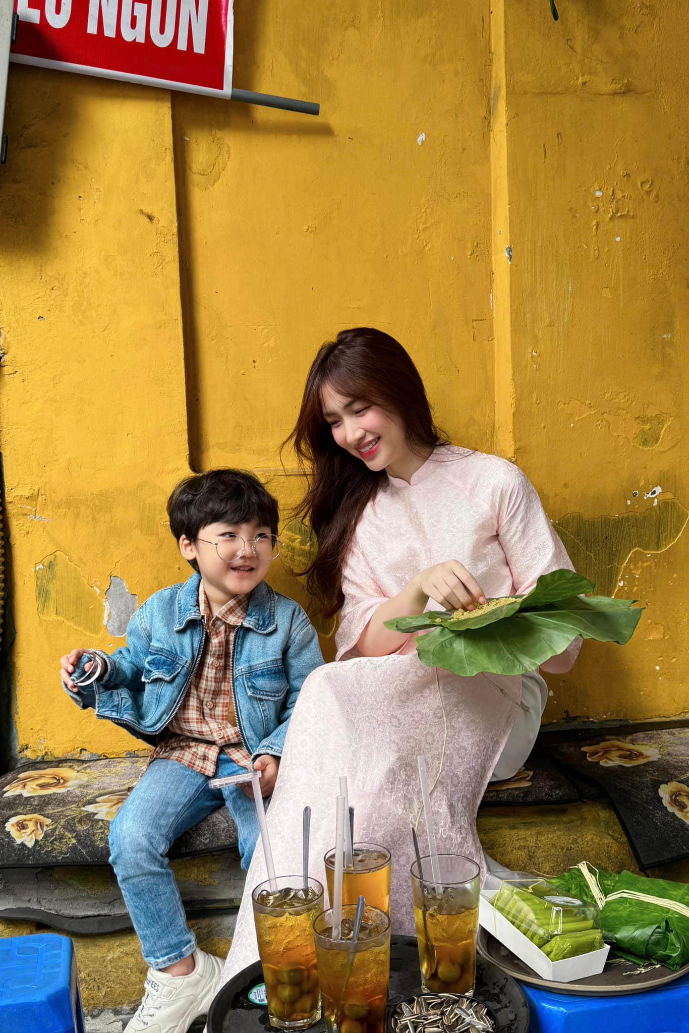 Lịm tim vì bé Bo quá đáng yêu: Vừa vào lớp 1 đã tự viết thiệp tặng mẹ Hòa Minzy nhân ngày 20/10- Ảnh 4. Lịm tim vì bé Bo quá đáng yêu: Vừa vào lớp 1 đã tự viết thiệp tặng mẹ Hòa Minzy nhân ngày 20/10- Ảnh 4.