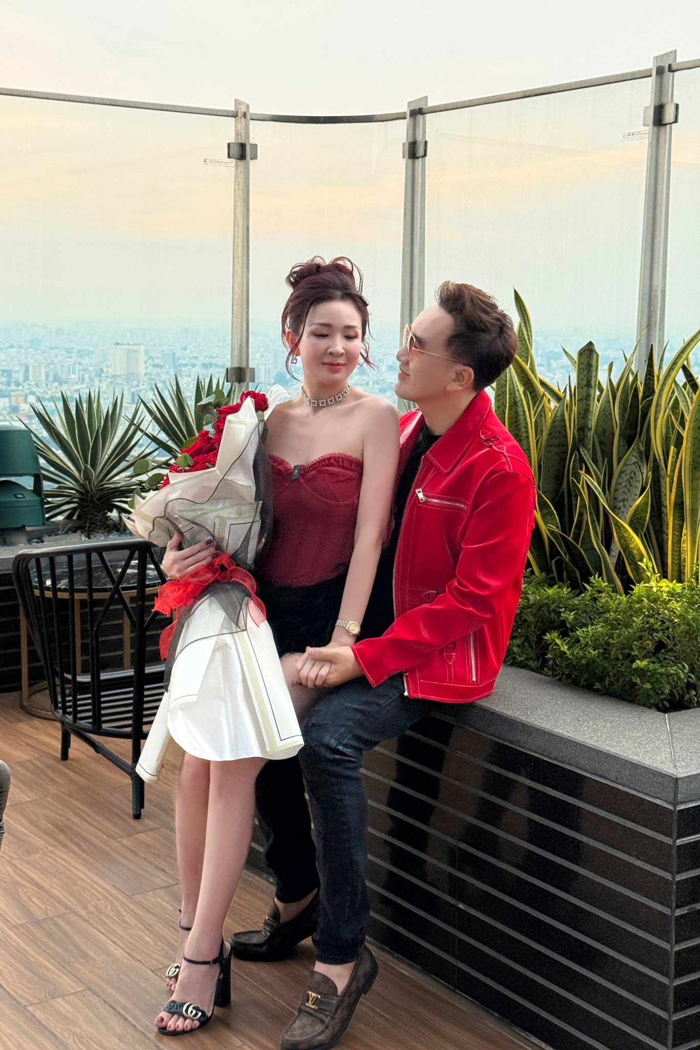 Nữ ca sĩ Việt bị chồng dọa ly dị nhiều lần: Nhường nhịn, U40 vẫn nóng bỏng dù đã 3 lần sinh nở - Ảnh 3. Nữ ca sĩ Việt bị chồng dọa ly dị nhiều lần: Nhường nhịn, U40 vẫn nóng bỏng dù đã 3 lần sinh nở - Ảnh 3.