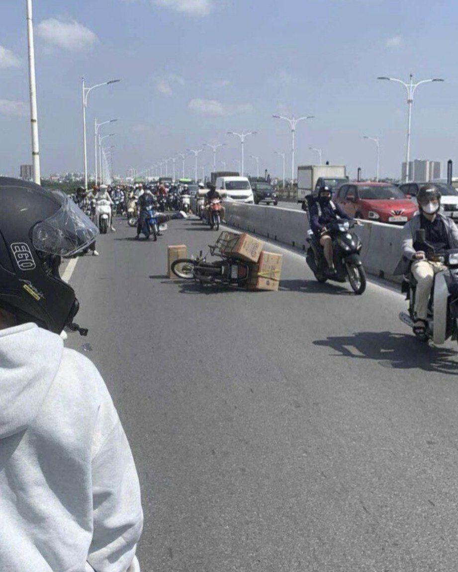 Hà Nội: Sự thật thông tin tài xế nhảy cầu Vĩnh Tuy sau tai nạn khiến 1 người phụ nữ tử vong - Ảnh 1. Hà Nội: Sự thật thông tin tài xế nhảy cầu Vĩnh Tuy sau tai nạn khiến 1 người phụ nữ tử vong - Ảnh 1.