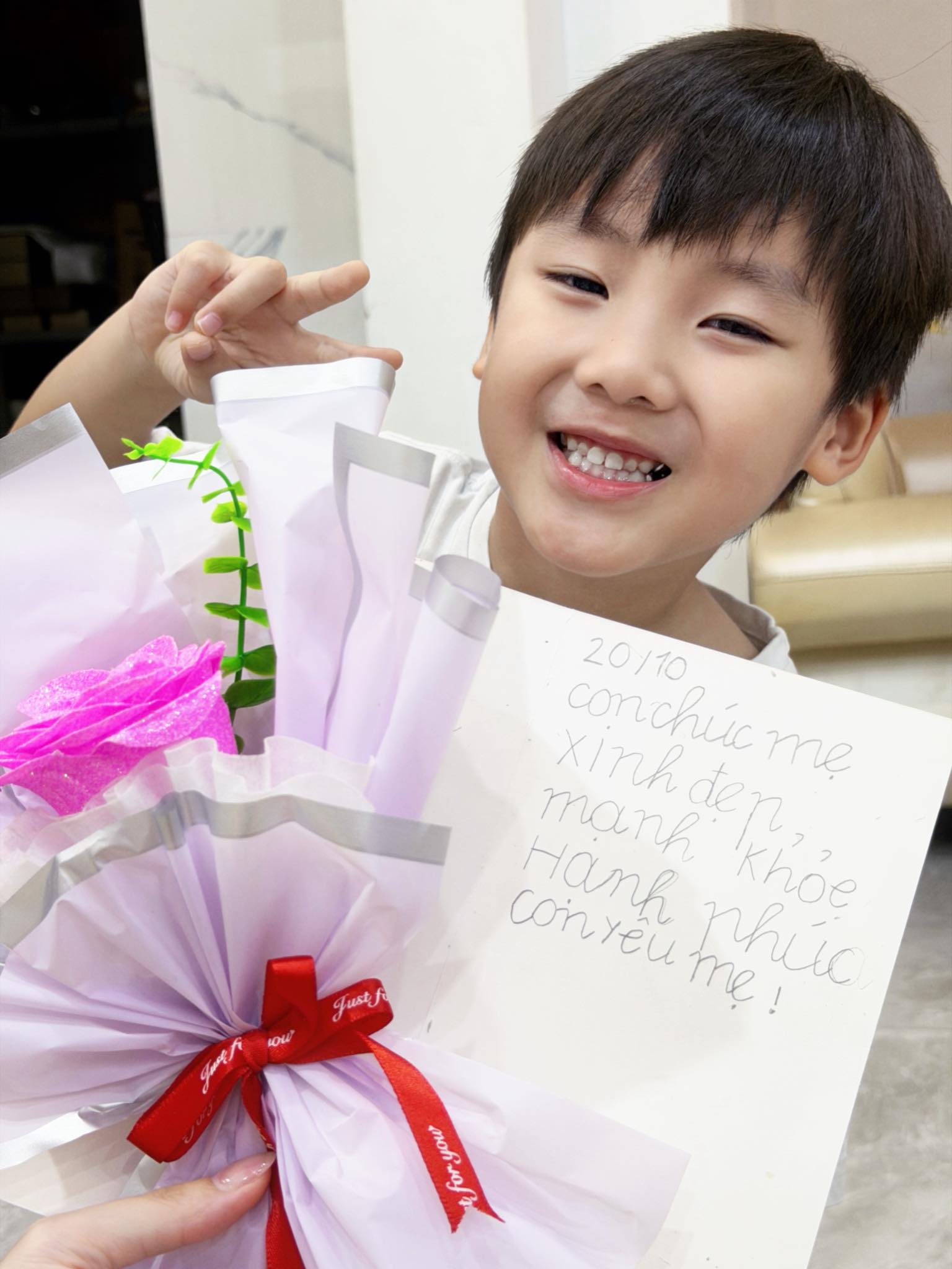 Lịm tim vì bé Bo quá đáng yêu: Vừa vào lớp 1 đã tự viết thiệp tặng mẹ Hòa Minzy nhân ngày 20/10- Ảnh 1. Lịm tim vì bé Bo quá đáng yêu: Vừa vào lớp 1 đã tự viết thiệp tặng mẹ Hòa Minzy nhân ngày 20/10- Ảnh 1.