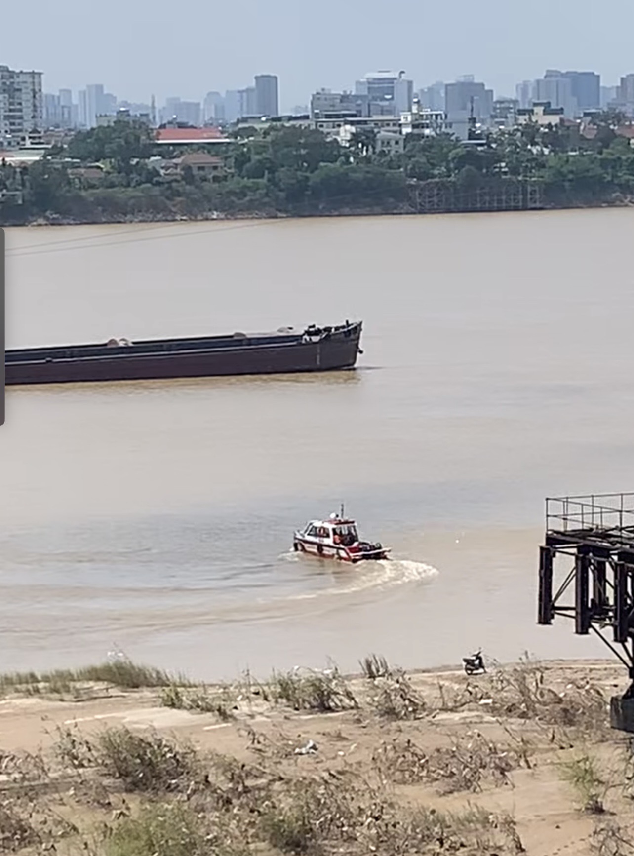 Hà Nội: Sự thật thông tin tài xế nhảy cầu Vĩnh Tuy sau tai nạn khiến 1 người phụ nữ tử vong - Ảnh 2. Hà Nội: Sự thật thông tin tài xế nhảy cầu Vĩnh Tuy sau tai nạn khiến 1 người phụ nữ tử vong - Ảnh 2.