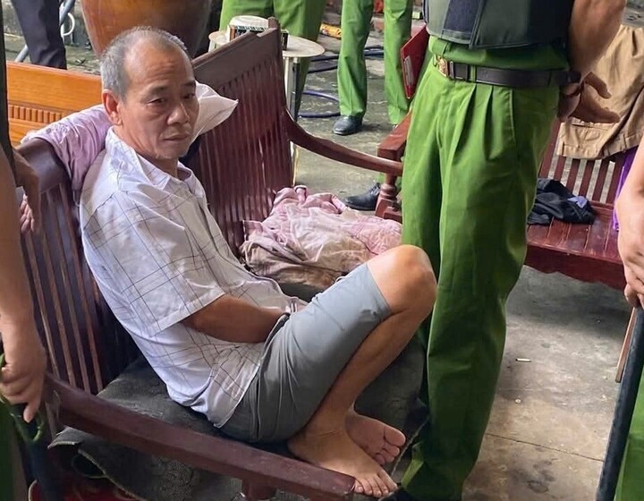 Giải cứu an toàn bé gái 4 tuổi bị bố đẻ treo lên trần nhà ở Bắc Ninh - Ảnh 2. Giải cứu an toàn bé gái 4 tuổi bị bố đẻ treo lên trần nhà ở Bắc Ninh - Ảnh 2.