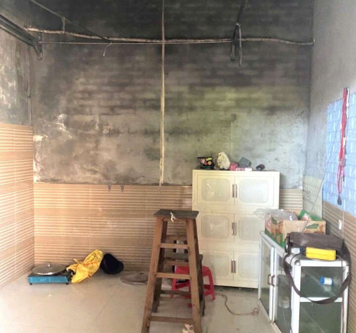 Giải cứu an toàn bé gái 4 tuổi bị bố đẻ treo lên trần nhà ở Bắc Ninh - Ảnh 3. Giải cứu an toàn bé gái 4 tuổi bị bố đẻ treo lên trần nhà ở Bắc Ninh - Ảnh 3.
