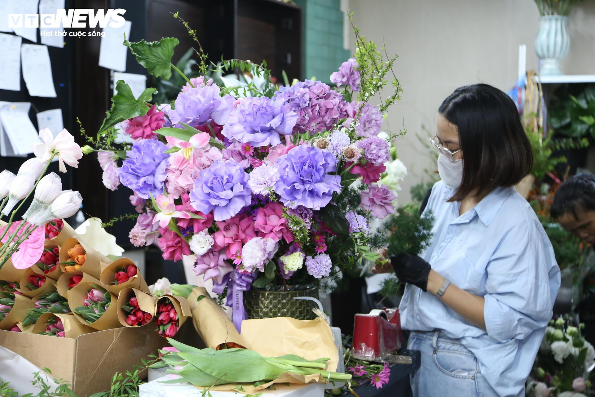 Hoa 'nhà giàu' mỗi bông giá 1 triệu đồng vẫn đắt khách dịp 20/10 - Ảnh 1. Hoa 'nhà giàu' mỗi bông giá 1 triệu đồng vẫn đắt khách dịp 20/10 - Ảnh 1.
