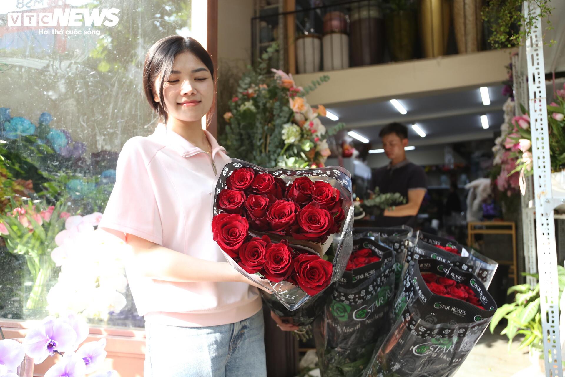 Hoa 'nhà giàu' mỗi bông giá 1 triệu đồng vẫn đắt khách dịp 20/10 - Ảnh 4. Hoa 'nhà giàu' mỗi bông giá 1 triệu đồng vẫn đắt khách dịp 20/10 - Ảnh 4.