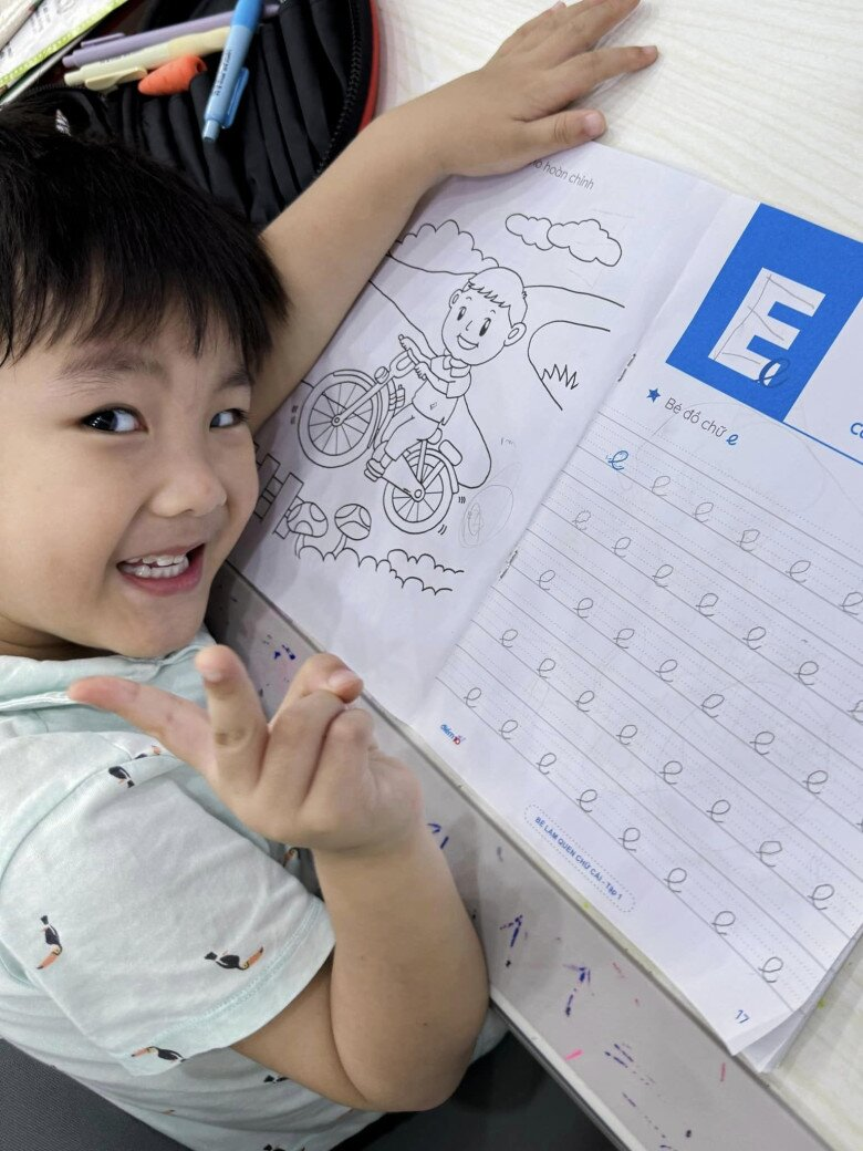 Lịm tim vì bé Bo quá đáng yêu: Vừa vào lớp 1 đã tự viết thiệp tặng mẹ Hòa Minzy nhân ngày 20/10- Ảnh 6. Lịm tim vì bé Bo quá đáng yêu: Vừa vào lớp 1 đã tự viết thiệp tặng mẹ Hòa Minzy nhân ngày 20/10- Ảnh 6.