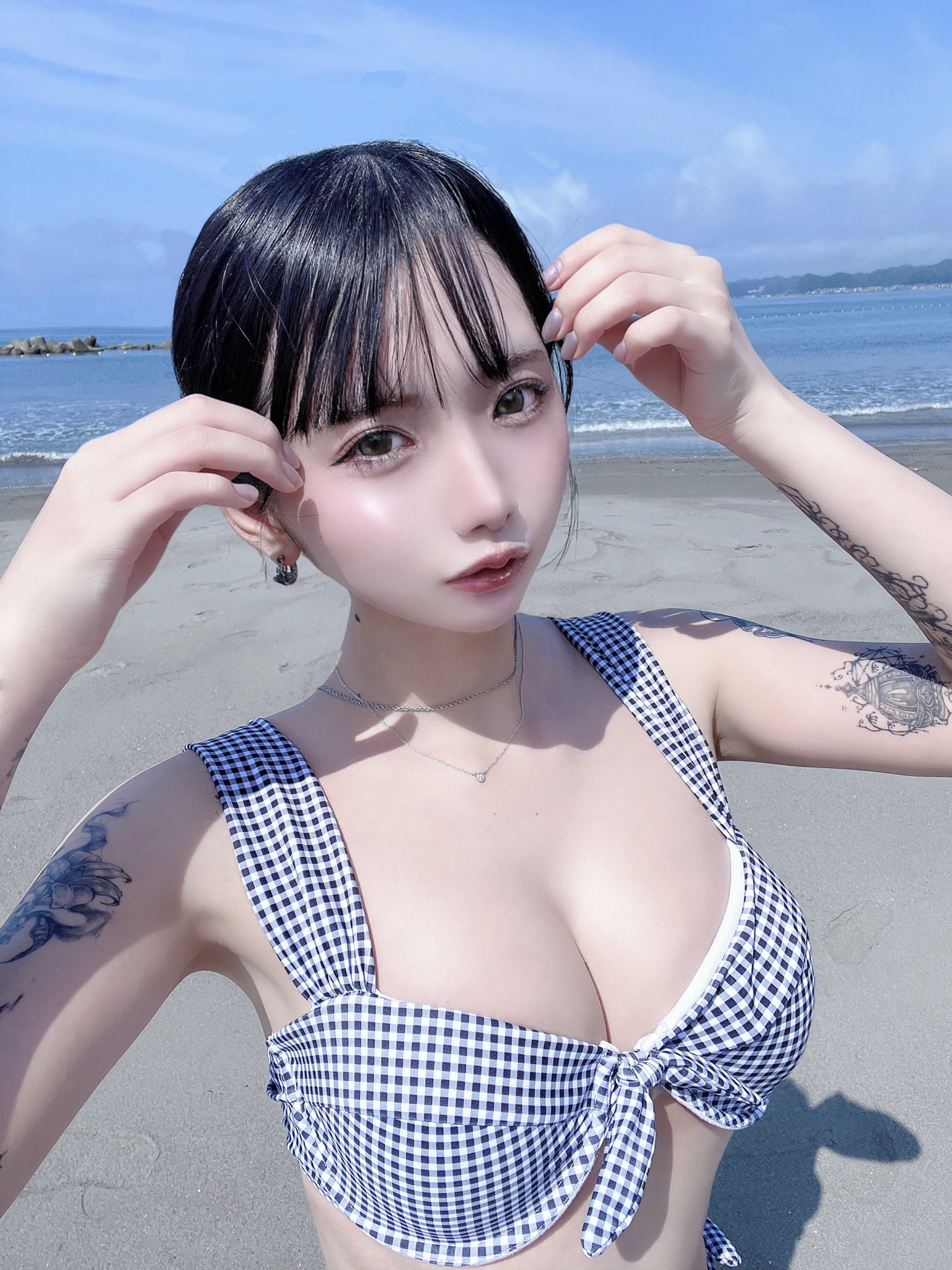 Mỹ nhân &quot;siêu vòng 1&quot; cùng chồng giăng bẫy 1 người đàn ông - Ảnh 3.