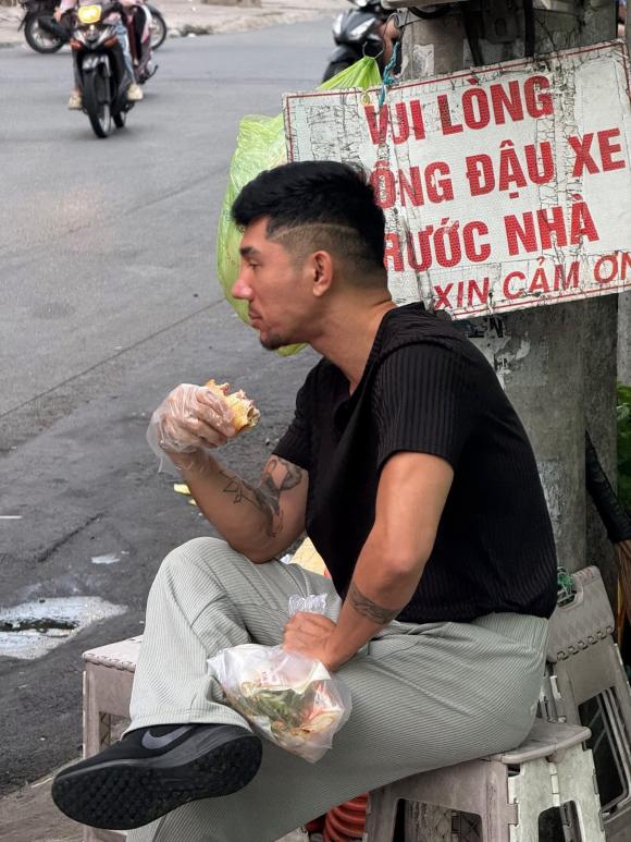 i-an-banh-mi-giua-pho-khien-dan-tinh-xot-xa-1-ngoisaovn-w1536-h2048-17609480099871140610331-1760951629916-1760951631013157491609-1760969487346-17609694967181098079400.jpg