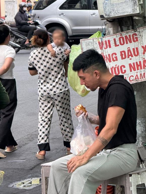 i-an-banh-mi-giua-pho-khien-dan-tinh-xot-xa-2-ngoisaovn-w1536-h2048-1760948010004211587623-1760951631824-17609516321011670477416-1760969518787-17609695203341925285703.jpg