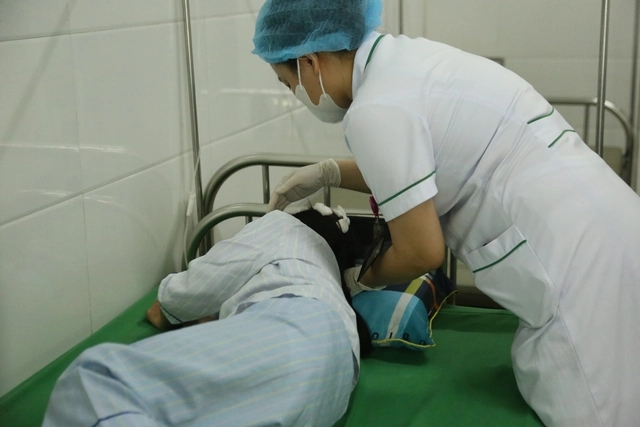 Sức khỏe của bé gái bị cha dượng dùng búa đánh vào đầu hiện ra sao? - Ảnh 1. Sức khỏe của bé gái bị cha dượng dùng búa đánh vào đầu hiện ra sao? - Ảnh 1.