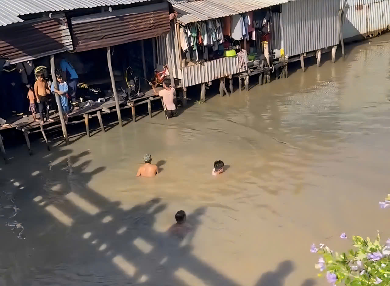 Bé 4 tháng tuổi ở An Giang nghi rơi xuống sông mất tích khi đang ngủ - Ảnh 2. Bé trai 4 tháng tuổi nghi rơi xuống sông mất tích khi đang ngủ ở An Giang - Ảnh 1.
