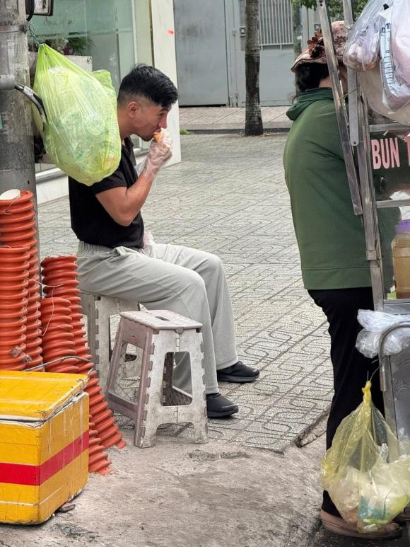 oi-an-banh-mi-giua-pho-khien-dan-tinh-xot-xa-3-ngoisaovn-w1536-h2048-1760948010022471778119-1760951634420-1760951634636976170911-1760969532902-17609695343792104951709.jpg