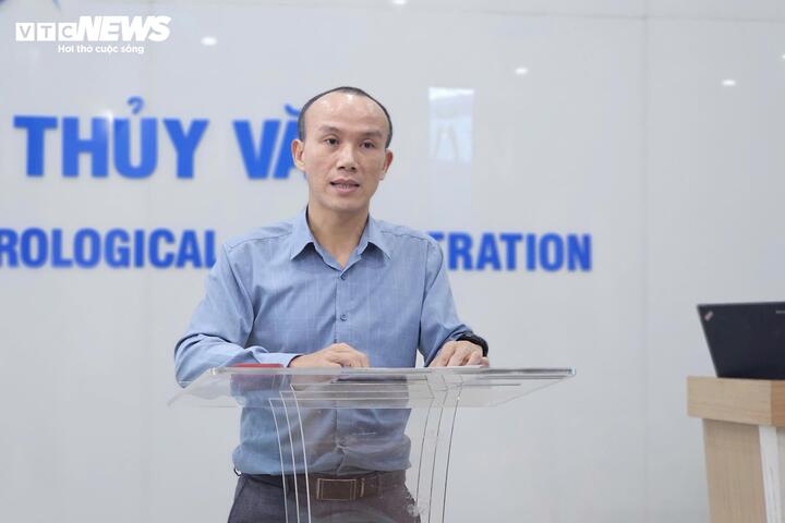 Chuyên gia: Bão số 12 gây mưa dồn dập, miền Trung nguy cơ lũ lụt hết tháng 10 - Ảnh 2. Chuyên gia: Bão số 12 gây mưa dồn dập, miền Trung nguy cơ lũ lụt hết tháng 10 - Ảnh 2.