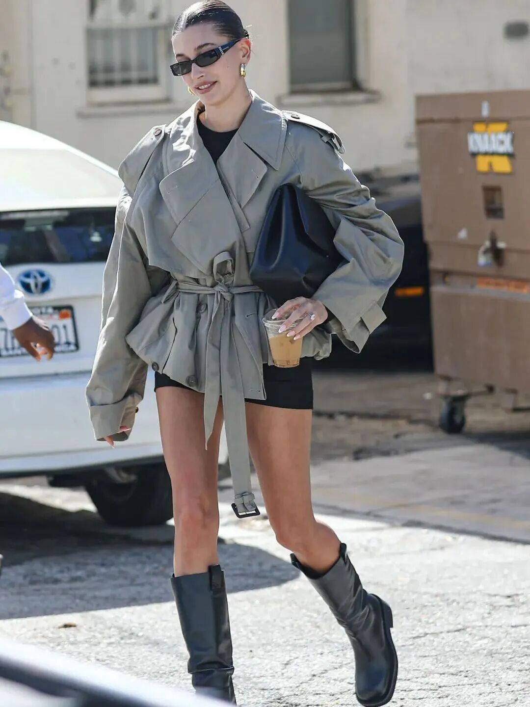 Mặc trench coat thế nào cho đậm chất Old Money và chân trông dài hơn?- Ảnh 26. Mặc trench coat thế nào cho đậm chất Old Money và chân trông dài hơn?- Ảnh 26.