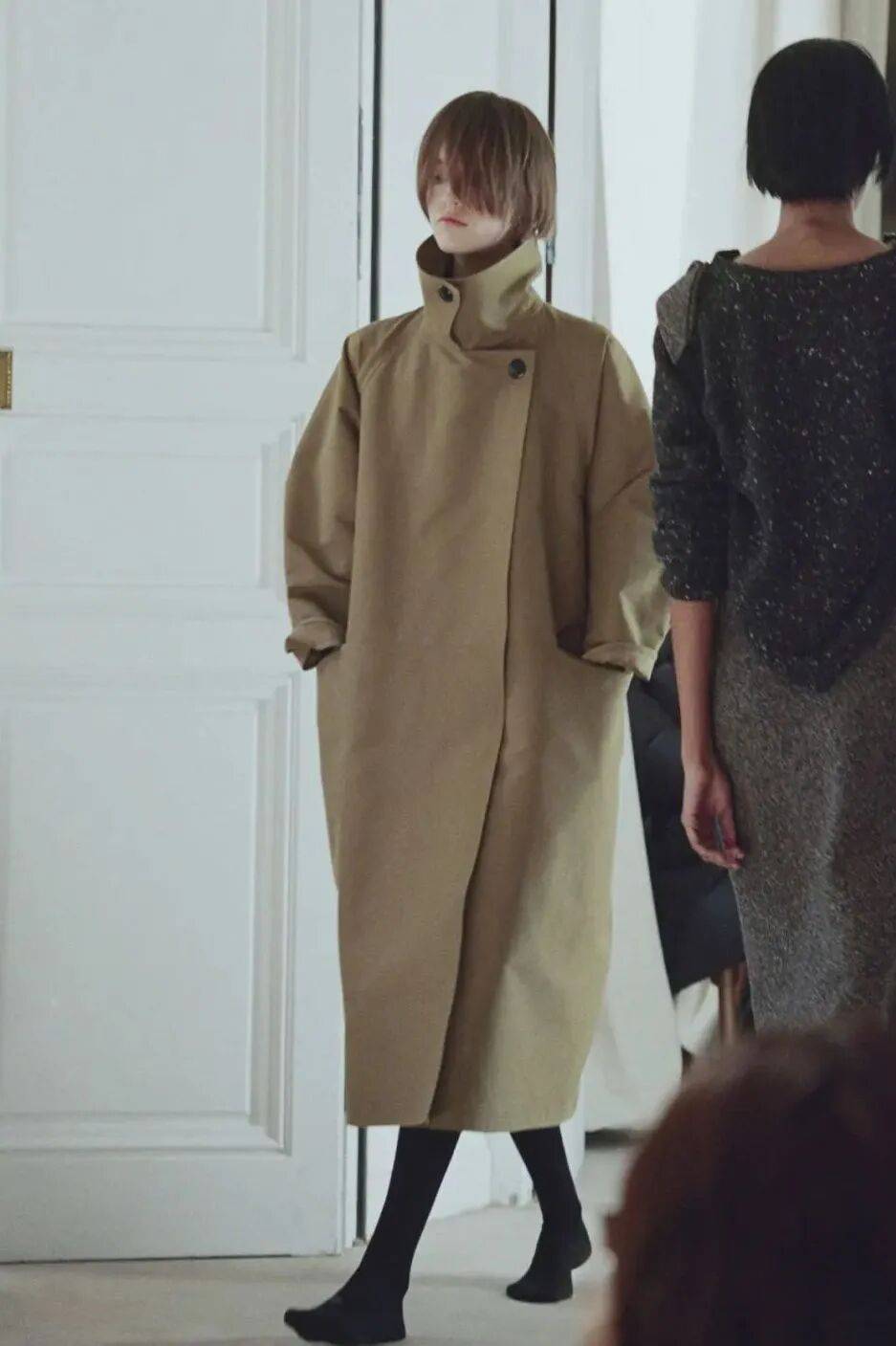 Mặc trench coat thế nào cho đậm chất Old Money và chân trông dài hơn?- Ảnh 22. Mặc trench coat thế nào cho đậm chất Old Money và chân trông dài hơn?- Ảnh 22.