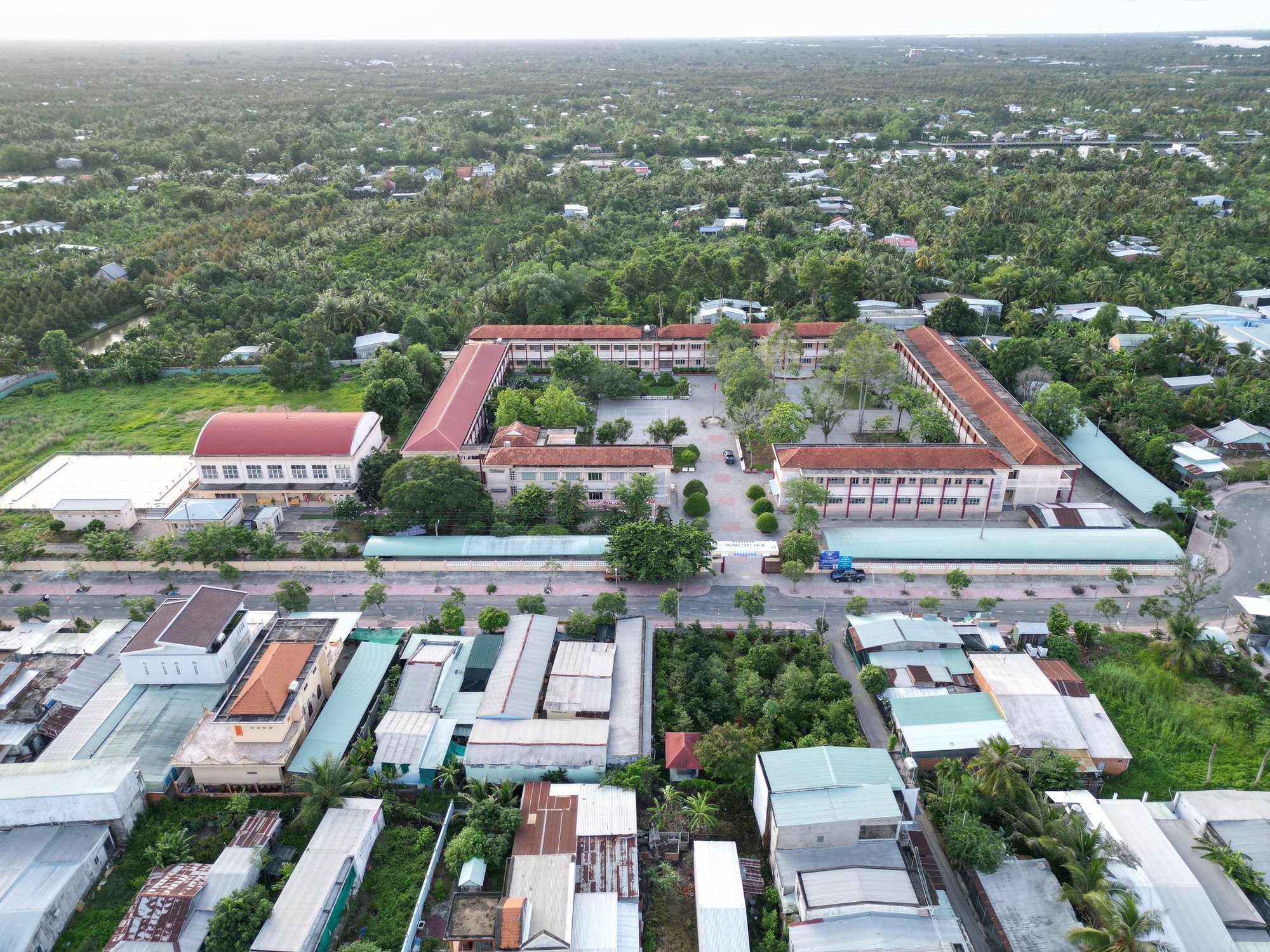 Ngôi trường không chuyên duy nhất có cầu truyền hình Olympia 2025, giúp tỉnh nhà lần thứ 2 vào Chung kết sau 23 năm - Ảnh 3. Ngôi trường không chuyên duy nhất có cầu truyền hình Olympia 2025, giúp tỉnh nhà lần thứ 2 vào Chung kết sau 23 năm - Ảnh 3.