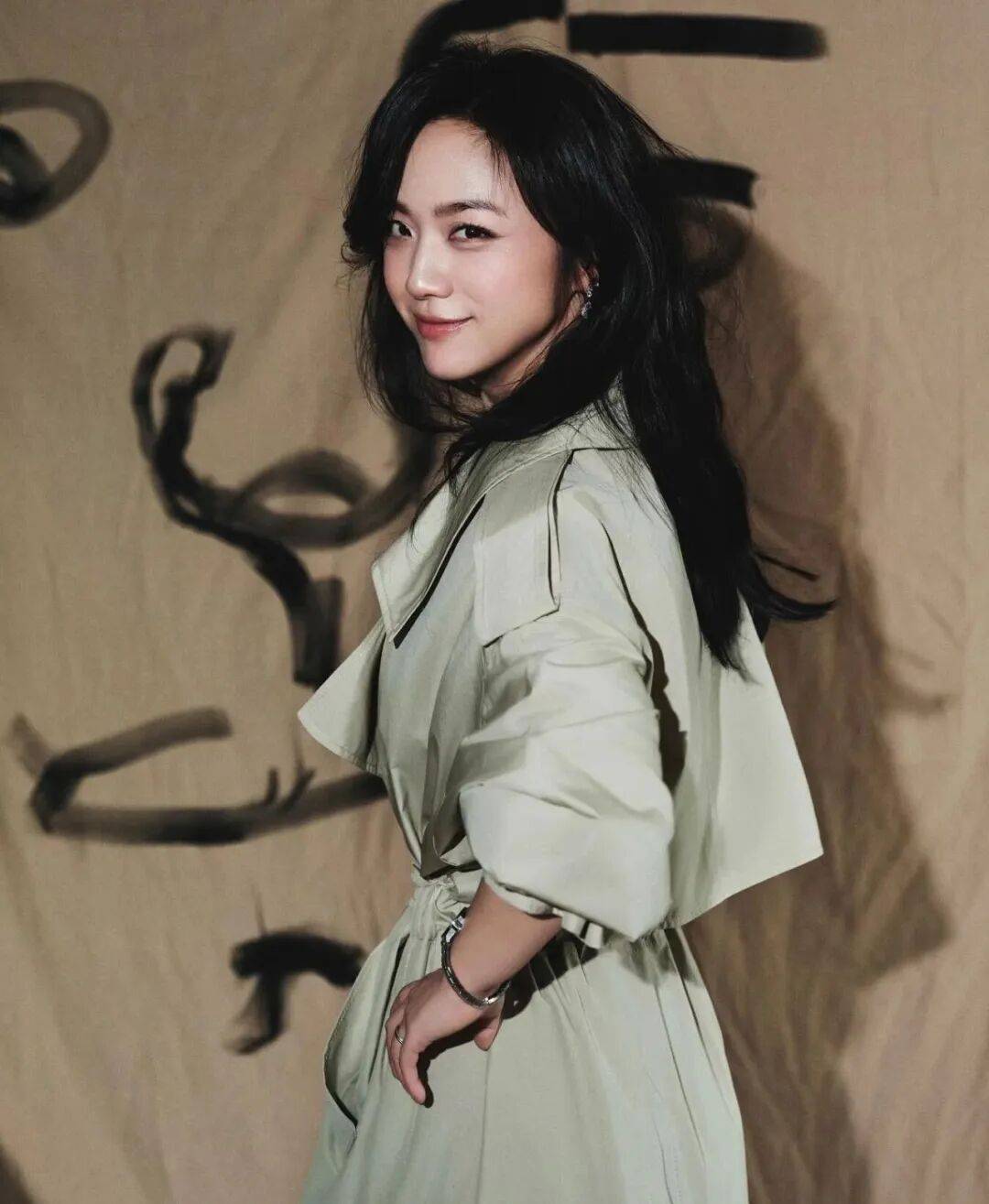 Mặc trench coat thế nào cho đậm chất Old Money và chân trông dài hơn?- Ảnh 11. Mặc trench coat thế nào cho đậm chất Old Money và chân trông dài hơn?- Ảnh 11.