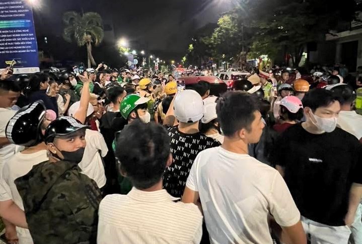 Một nữ ca sĩ vi phạm giao thông, chống đối không mở cửa xe và thản nhiên hít bóng cười - Ảnh 2. Một nữ ca sĩ vi phạm giao thông, đóng cửa xe hút bóng cười - Ảnh 2.