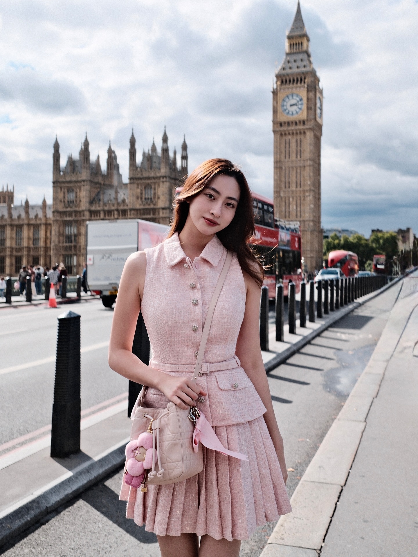 Nữ giảng viên đại học đi vi vu ở trời Âu nhưng tâm điểm là phong cách thời trang đẹp tới từng set đồ - Ảnh 2. Nữ giảng viên đại học đi vi vu ở trời Âu nhưng tâm điểm là phong cách thời trang đẹp tới từng set đồ - Ảnh 2.