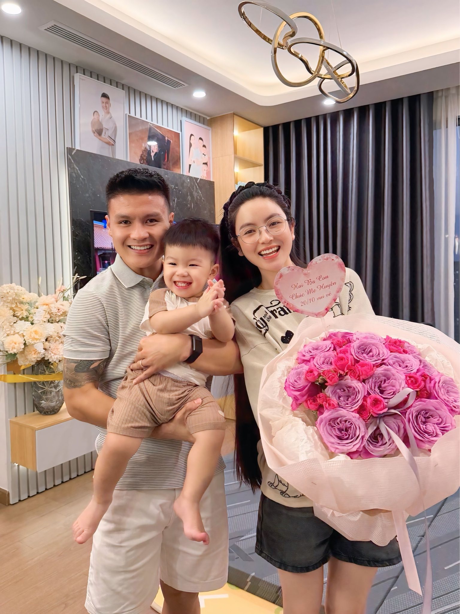 Chu Thanh Huyền giục mỏi mồm Quang Hải mới tặng 1 bó hoa ngày 20/10, netizen chỉ soi xem có bao nhiêu Chu Thanh Huyền giục mỏi mồm Quang Hải mới tặng 1 bó hoa ngày 20/10, netizen chỉ soi xem có bao nhiêu