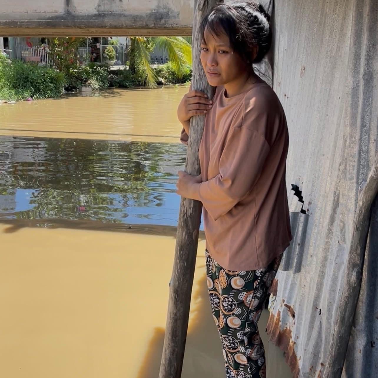 "Về nhà với mẹ đi": Người mẹ trẻ khóc hết nước mắt ngóng tìm con 4 tháng tuổi nghi rơi xuống kênh - Ảnh 3. "Về nhà với mẹ đi": Người mẹ trẻ khóc hết nước mắt ngóng tìm con 4 tháng tuổi nghi rơi xuống kênh - Ảnh 3.
