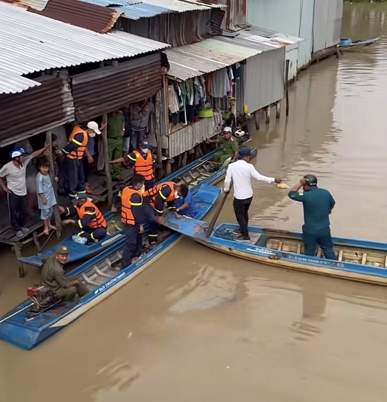 "Về nhà với mẹ đi": Người mẹ trẻ khóc hết nước mắt ngóng tìm con 4 tháng tuổi nghi rơi xuống kênh - Ảnh 1. "Về nhà với mẹ đi": Người mẹ trẻ khóc hết nước mắt ngóng tìm con 4 tháng tuổi nghi rơi xuống kênh - Ảnh 1.