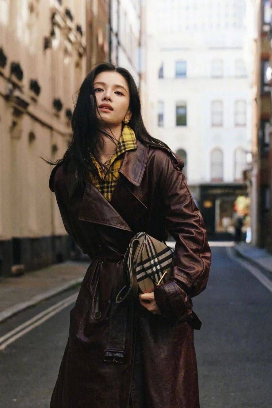 Mặc trench coat thế nào cho đậm chất Old Money và chân trông dài hơn?- Ảnh 1. Mặc trench coat thế nào cho đậm chất Old Money và chân trông dài hơn?- Ảnh 1.