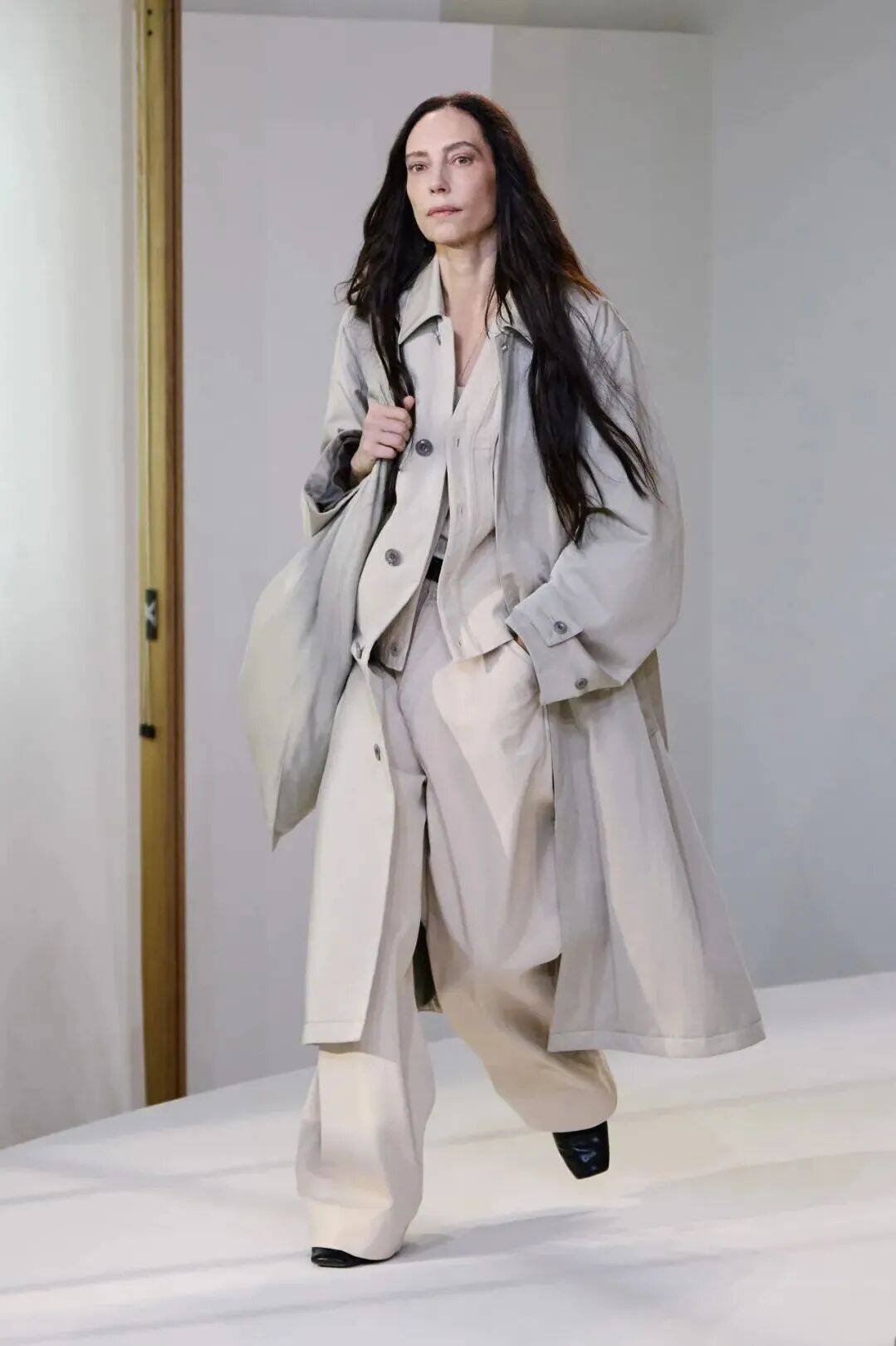 Mặc trench coat thế nào cho đậm chất Old Money và chân trông dài hơn?- Ảnh 15. Mặc trench coat thế nào cho đậm chất Old Money và chân trông dài hơn?- Ảnh 15.