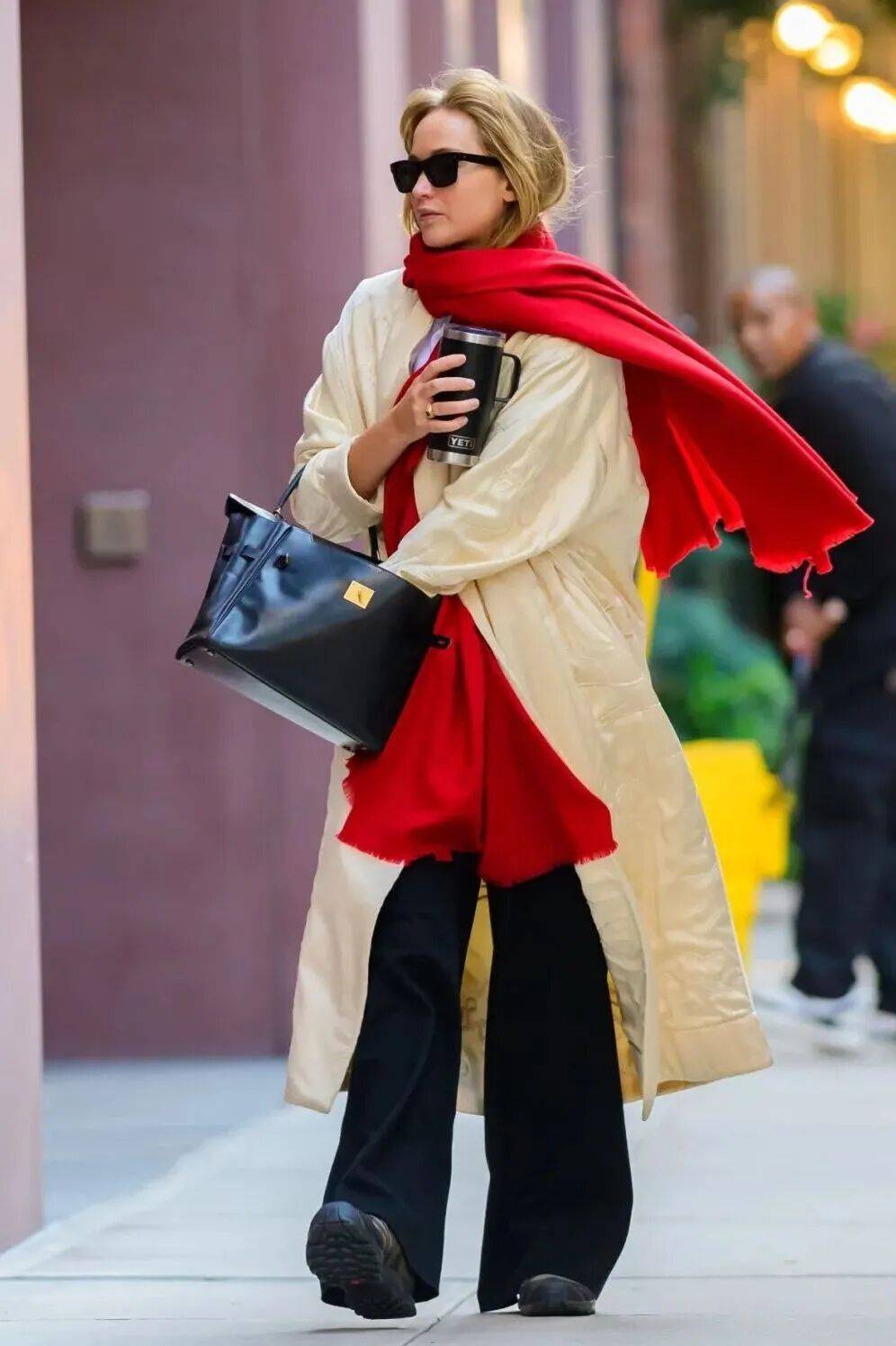 Mặc trench coat thế nào cho đậm chất Old Money và chân trông dài hơn?- Ảnh 17. Mặc trench coat thế nào cho đậm chất Old Money và chân trông dài hơn?- Ảnh 17.