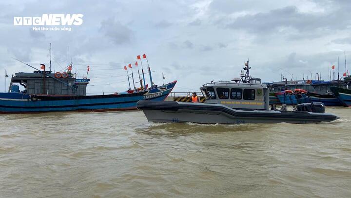 Chưa đổ bộ, bão số 12 đã gây triều cường, nhiều nơi ven phá Tam Giang ngập sâu - Ảnh 3. Chưa đổ bộ, bão số 12 đã gây triều cường, nhiều nơi ven phá Tam Giang ngập sâu - Ảnh 3.