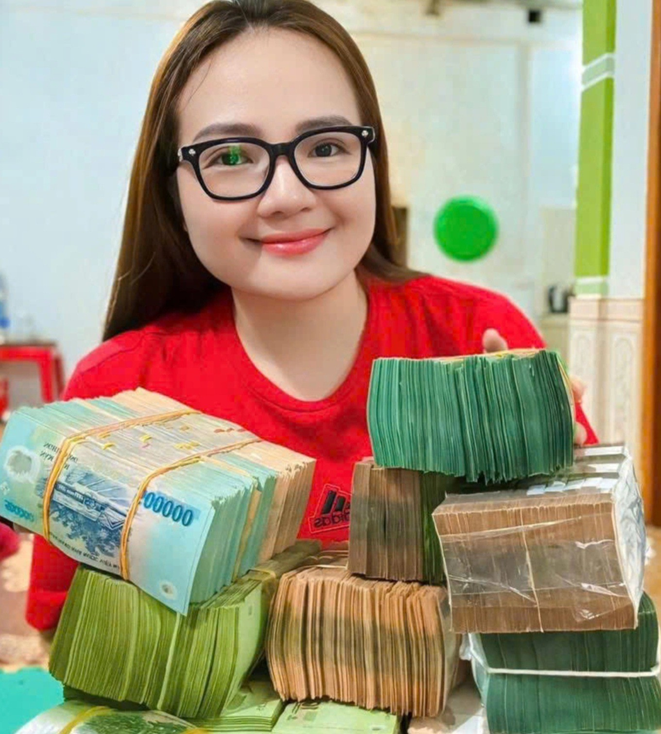 Cái bẫy từ Hoàng Hường, Ngân 98 - Ảnh 1.
