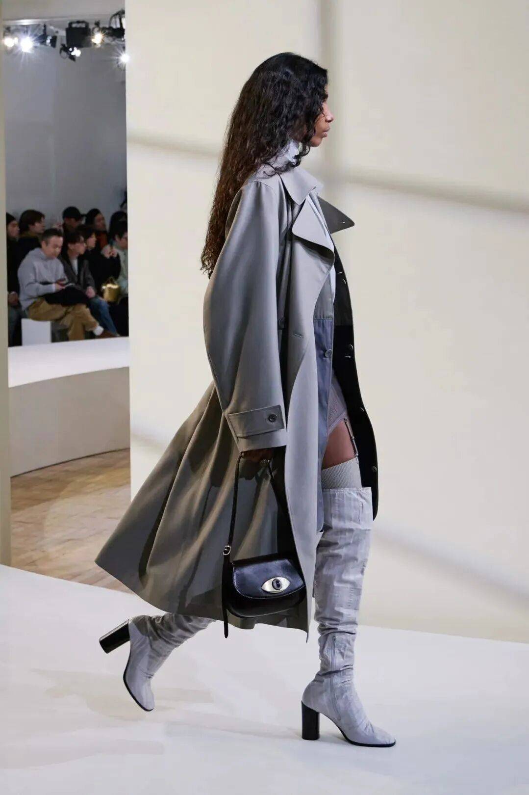 Mặc trench coat thế nào cho đậm chất Old Money và chân trông dài hơn?- Ảnh 16. Mặc trench coat thế nào cho đậm chất Old Money và chân trông dài hơn?- Ảnh 16.
