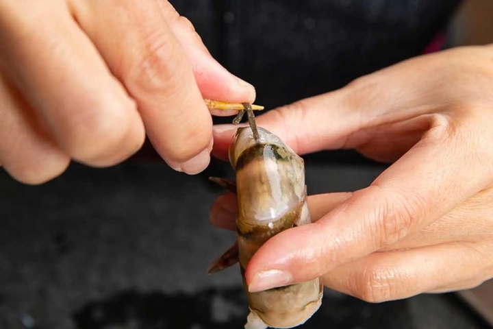 Điều gì xảy ra với cơ thể nếu ăn đường chỉ đen trên lưng tôm? - Ảnh 2. Điều gì xảy ra với cơ thể nếu ăn đường chỉ đen trên lưng tôm? - Ảnh 2.