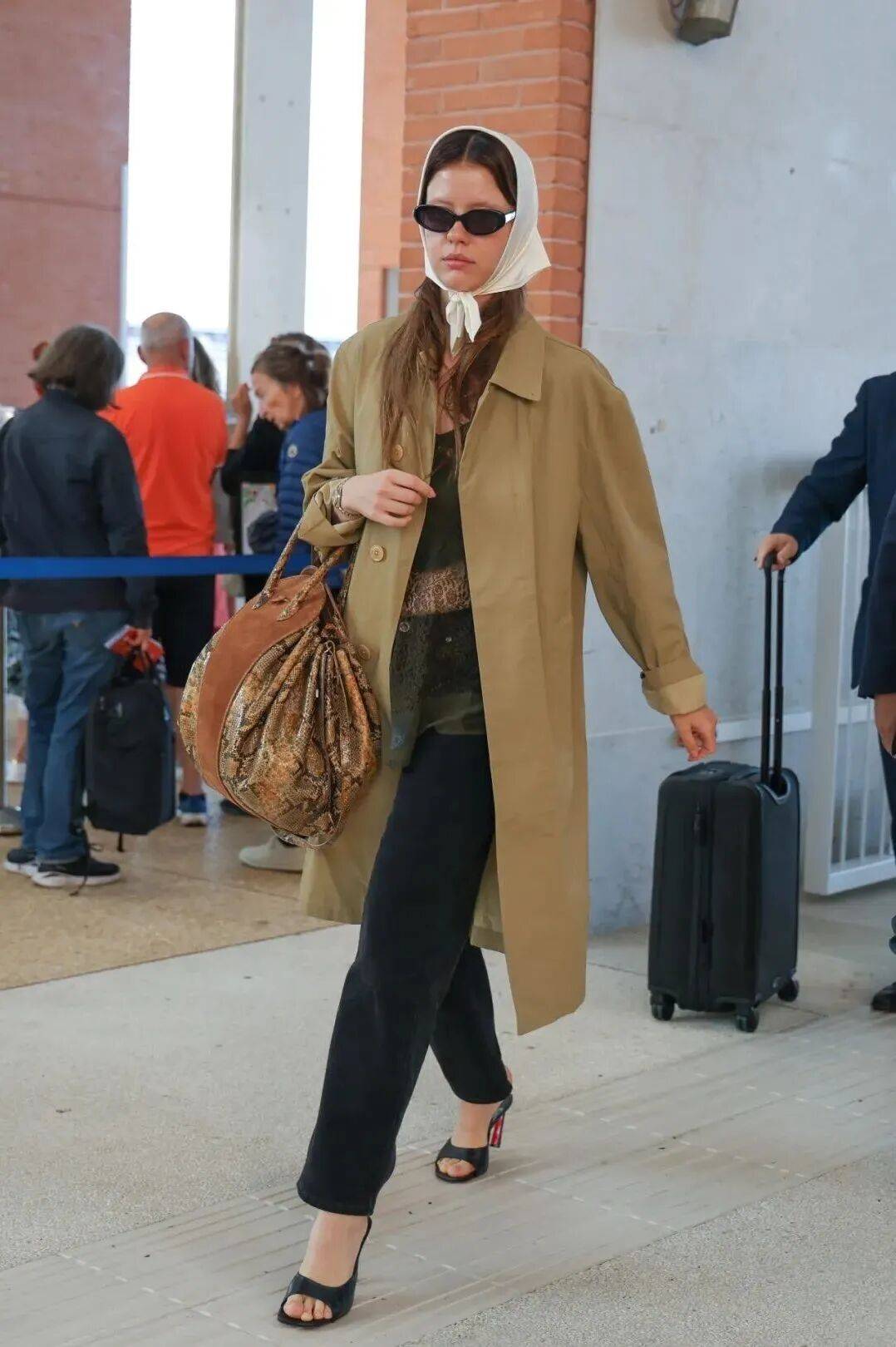 Mặc trench coat thế nào cho đậm chất Old Money và chân trông dài hơn?- Ảnh 18. Mặc trench coat thế nào cho đậm chất Old Money và chân trông dài hơn?- Ảnh 18.