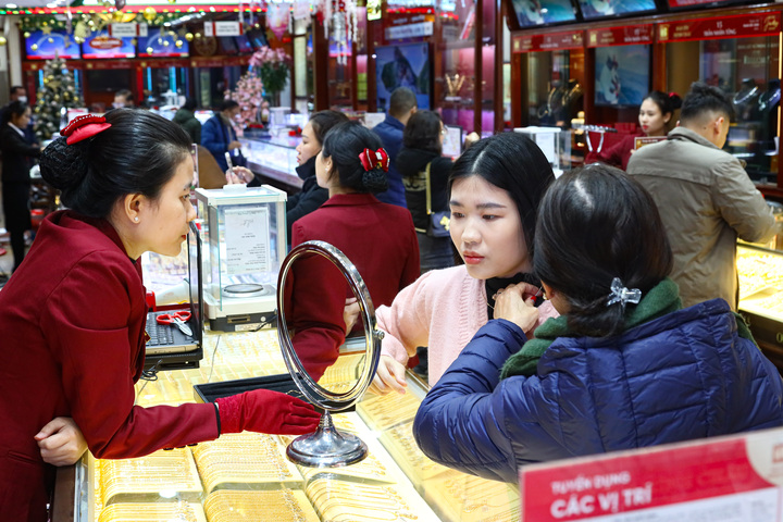 Giá vàng tăng hơn 3 triệu, đạt đỉnh mới 154,6 triệu đồng/lượng - Ảnh 1. Giá vàng tăng hơn 3 triệu, đạt đỉnh mới 154,6 triệu đồng/lượng - Ảnh 1.