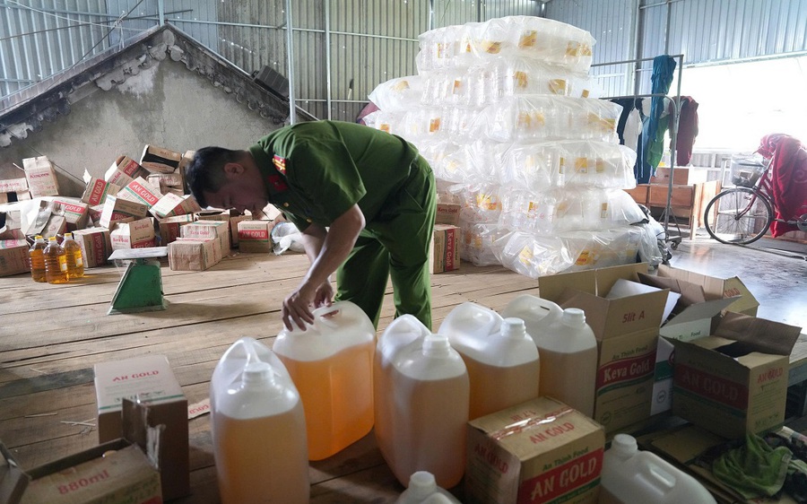 Cận cảnh xưởng sản xuất dầu ăn giả ở Nghệ An: Đã bán 2,7 triệu lít khắp các tỉnh, thu lợi 75 tỷ đồng Cận cảnh xưởng sản xuất dầu ăn giả ở Nghệ An: Đã bán 2,7 triệu lít khắp các tỉnh, thu lợi 75 tỷ đồng