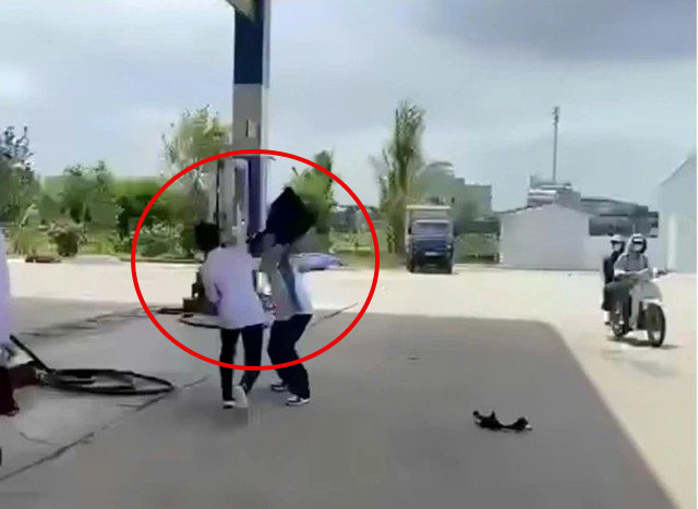 Vụ học sinh lớp 12 tử vong: Thực hư thông tin nam sinh đâm bạn đã bị bắt nạt nhiều lần - Ảnh 2. Vụ học sinh lớp 12 tử vong: Thực hư thông tin nam sinh đâm bạn đã bị bắt nạt nhiều lần - Ảnh 2.