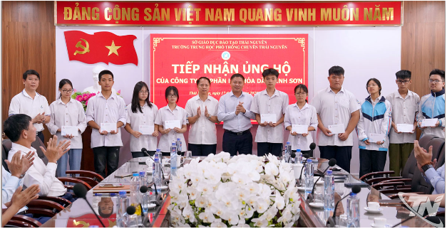 Công ty Cổ phần Lọc hóa dầu Bình Sơn: Hỗ trợ 1,2 tỷ đồng khắc phục hậu quả mưa lũ tại các trường học - Ảnh 2. Công ty Cổ phần Lọc hóa dầu Bình Sơn: Hỗ trợ 1,2 tỷ đồng khắc phục hậu quả mưa lũ tại các trường học - Ảnh 2.