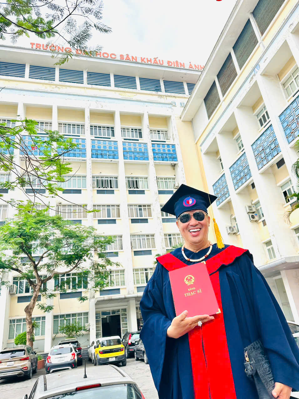 Nam nghệ sĩ vừa đậu thủ khoa đầu vào Tiến sĩ: "Tôi học không để lên chức, lên lương nên rất thoải mái" - Ảnh 1. Nam nghệ sĩ vừa đậu thủ khoa đầu vào Tiến sĩ: "Tôi học không để lên chức, lên lương nên rất thoải mái" - Ảnh 1.