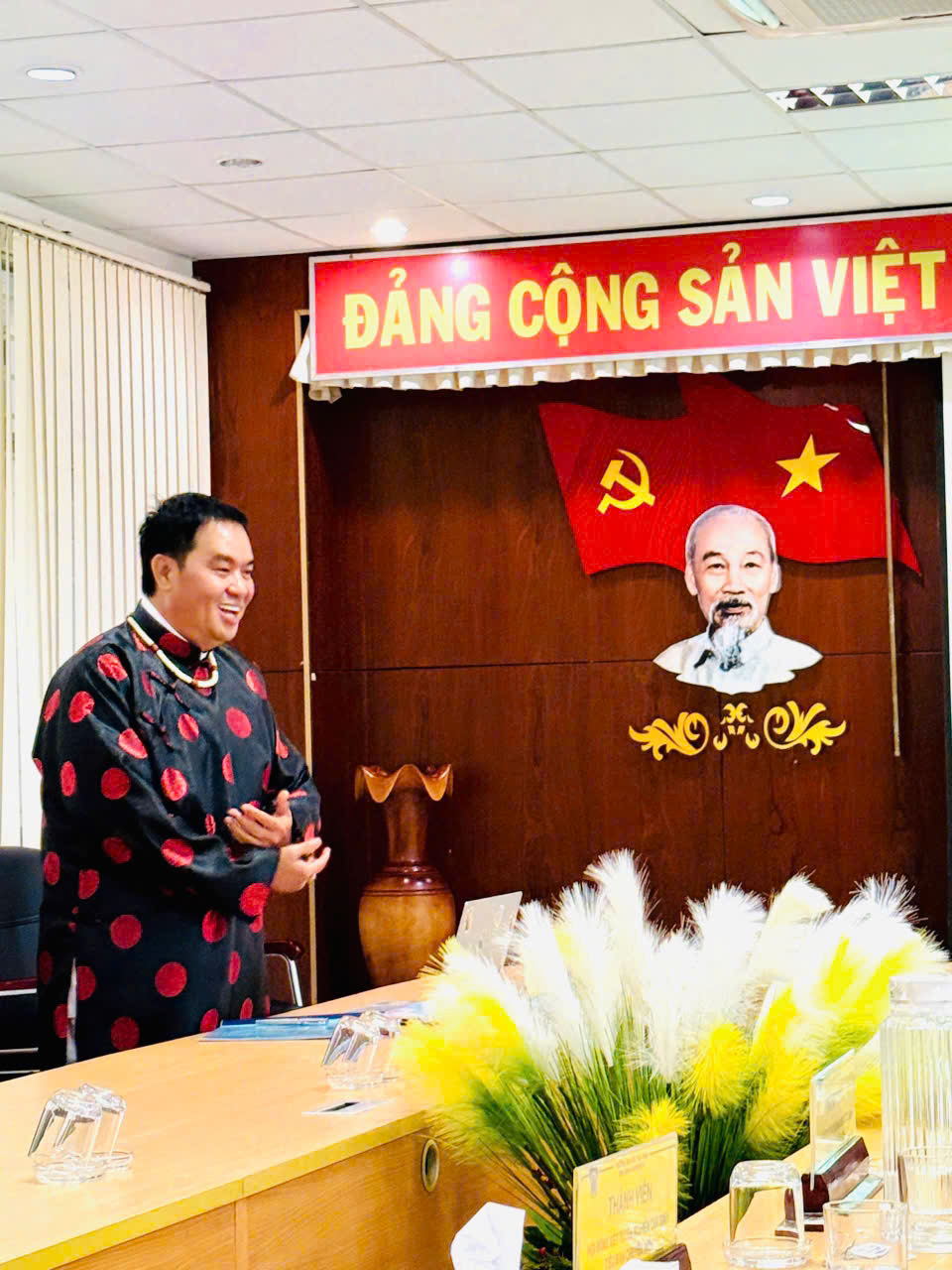 Nam nghệ sĩ vừa đậu thủ khoa đầu vào Tiến sĩ: "Tôi học không để lên chức, lên lương nên rất thoải mái" - Ảnh 2. Nam nghệ sĩ vừa đậu thủ khoa đầu vào Tiến sĩ: "Tôi học không để lên chức, lên lương nên rất thoải mái" - Ảnh 2.