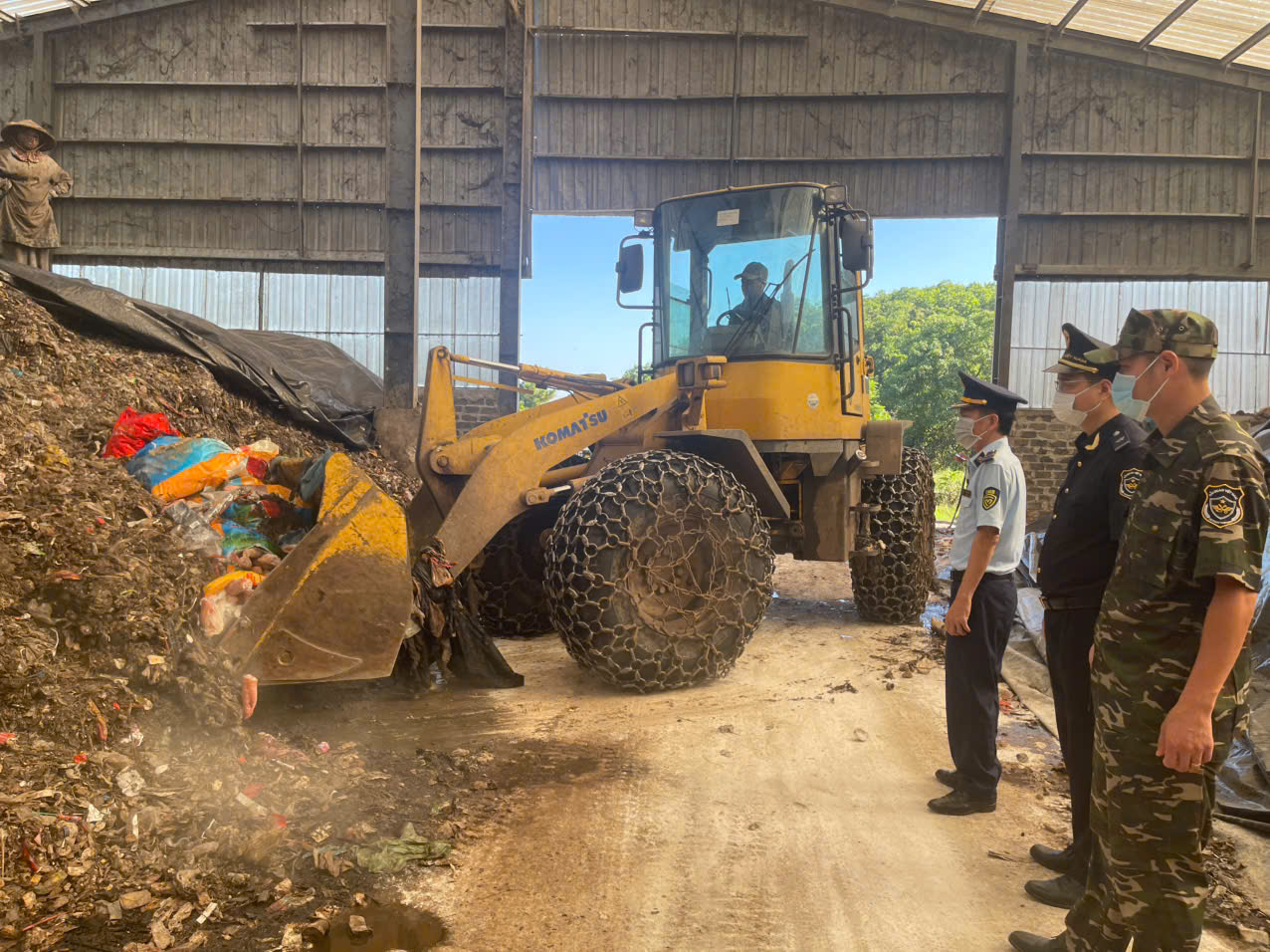 Quảng Ninh: Kinh hoàng xe tải chở 300kg chân lợn đang phân hủy, chuẩn bị tuồn ra thị trường - Ảnh 3.