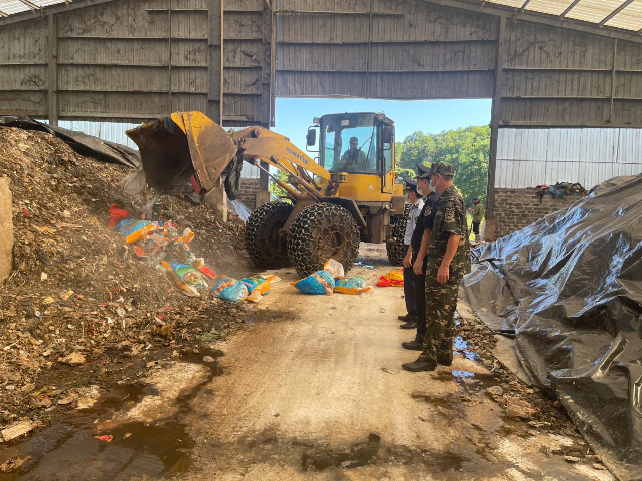 Quảng Ninh: Kinh hoàng xe tải chở 300kg chân lợn đang phân hủy, chuẩn bị tuồn ra thị trường - Ảnh 4.