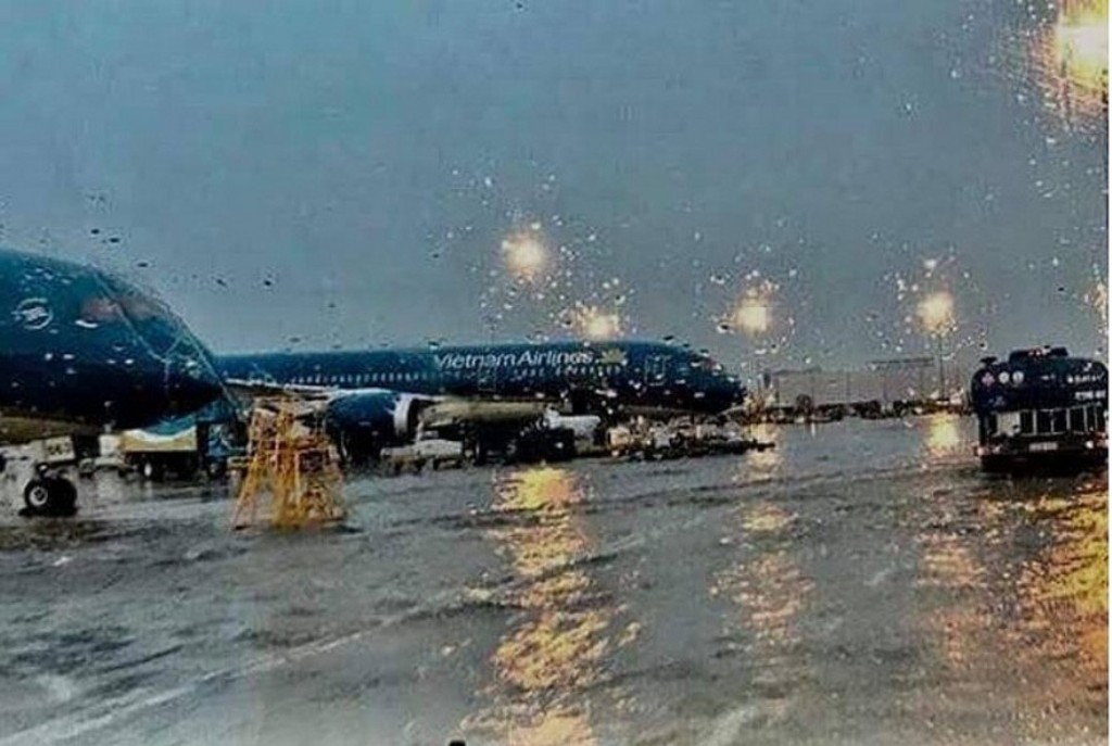 Ba sân bay bị ảnh hưởng trực tiếp của bão số 12, nhiều chuyến bay bị đẩy sớm hoặc hủy - Ảnh 1. Ba sân bay bị ảnh hưởng trực tiếp của bão số 12, nhiều chuyến bay bị đẩy sớm hoặc hủy - Ảnh 1.
