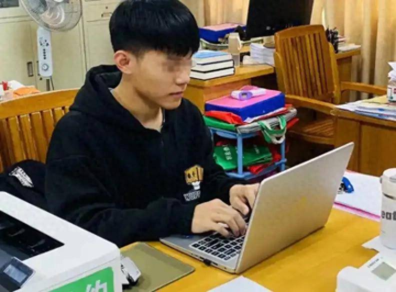 Nam sinh thi đỗ đại học danh giá top 1 cả nước, 4 năm sau trường bất ngờ tuyên bố: "Chúng tôi chưa từng nhận em vào học"- Ảnh 1. Nam sinh thi đỗ đại học danh giá top 1 cả nước, 4 năm sau trường bất ngờ tuyên bố: "Chúng tôi chưa từng nhận em vào học"- Ảnh 1.