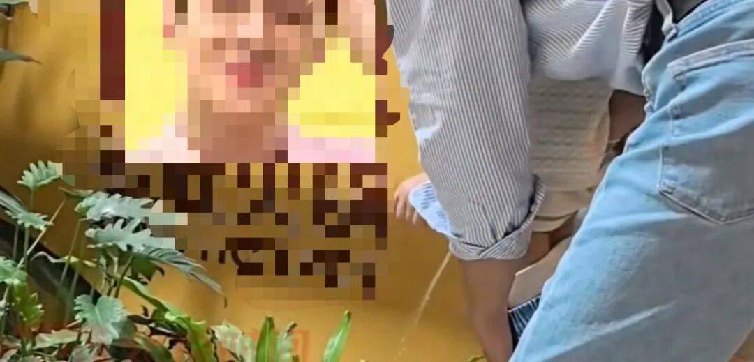 Phụ huynh gây khó hiểu khi bế con đi vệ sinh ngay tại khu nhà hàng trong trung tâm thương mại- Ảnh 1. Phụ huynh gây khó hiểu khi bế con đi vệ sinh ngay tại khu nhà hàng trong trung tâm thương mại- Ảnh 1.