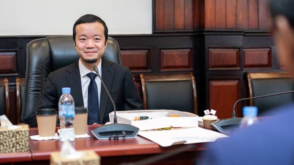 Đang từ doanh nhân tầm thường, Trần Chí làm thế nào mà trở thành "Bố già" của đế chế lừa đảo ở Campuchia? - Ảnh 2. Đang từ doanh nhân tầm thường, Trần Chí làm thế nào mà trở thành "Bố già" của đế chế lừa đảo ở Campuchia? - Ảnh 2.