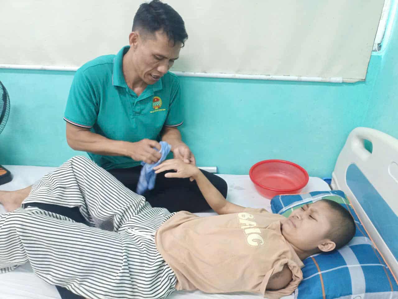Cha nghèo xin níu sự sống cho con gái 14 tuổi chỉ còn 1 tay- Ảnh 4. Cha nghèo xin níu sự sống cho con gái 14 tuổi chỉ còn 1 tay- Ảnh 4.