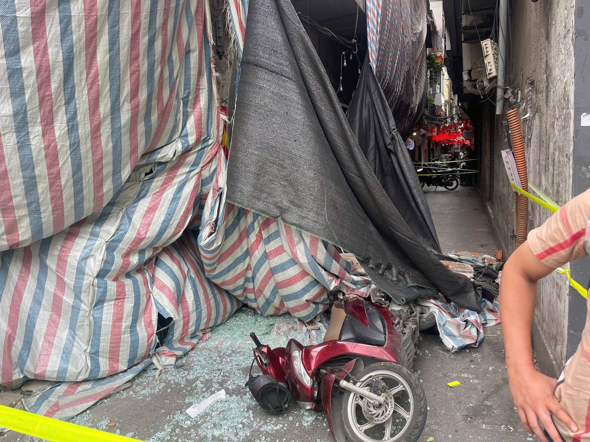 Vụ bê tông rơi trúng người đi đường ở Hà Nội: Danh tính 1 nạn nhân đã tử vong - Ảnh 1. Vụ bê tông rơi trúng người đi đường ở Hà Nội: Danh tính 1 nạn nhân đã tử vong - Ảnh 1.