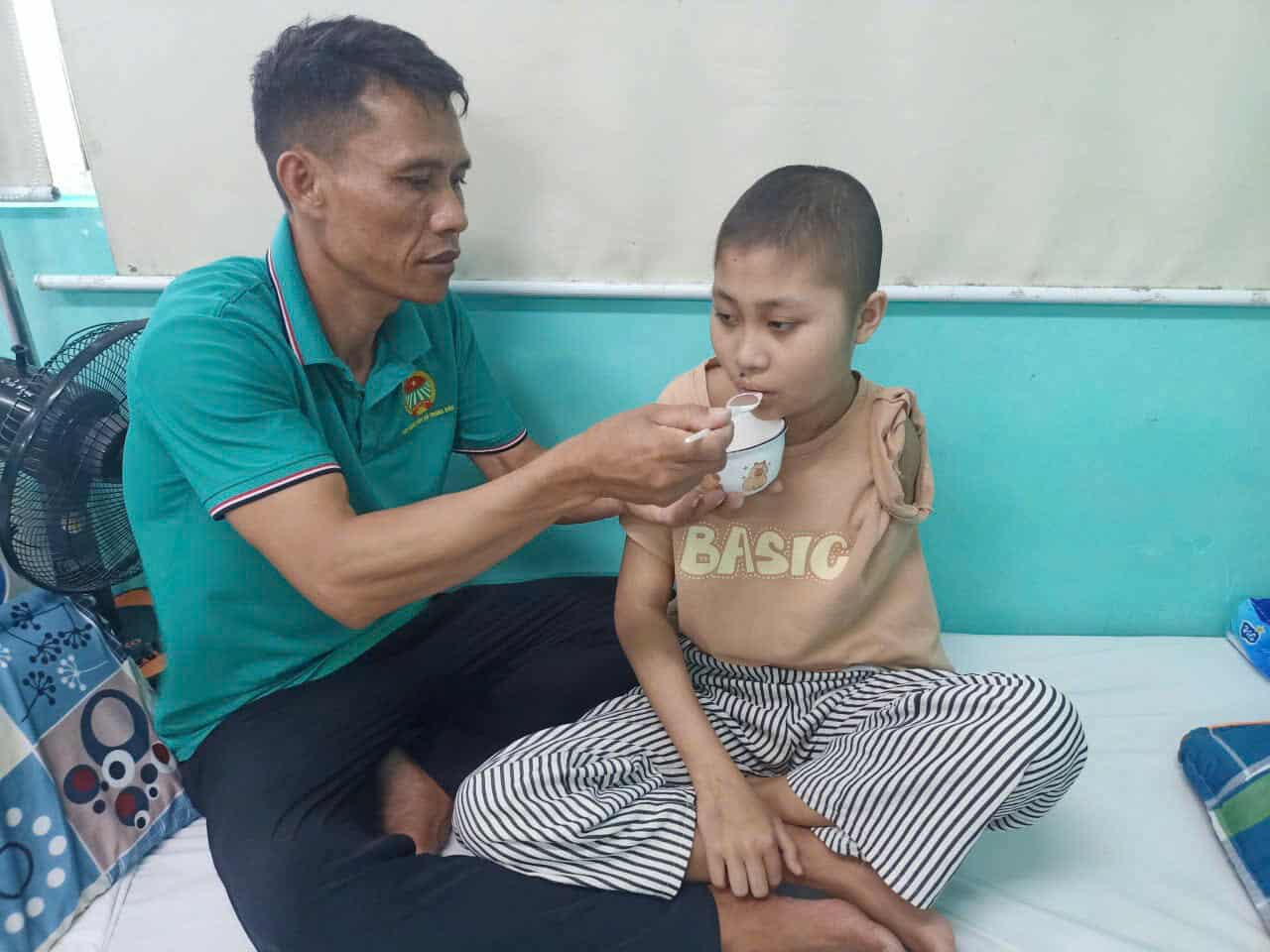 Cha nghèo xin níu sự sống cho con gái 14 tuổi chỉ còn 1 tay- Ảnh 1. Cha nghèo xin níu sự sống cho con gái 14 tuổi chỉ còn 1 tay- Ảnh 1.